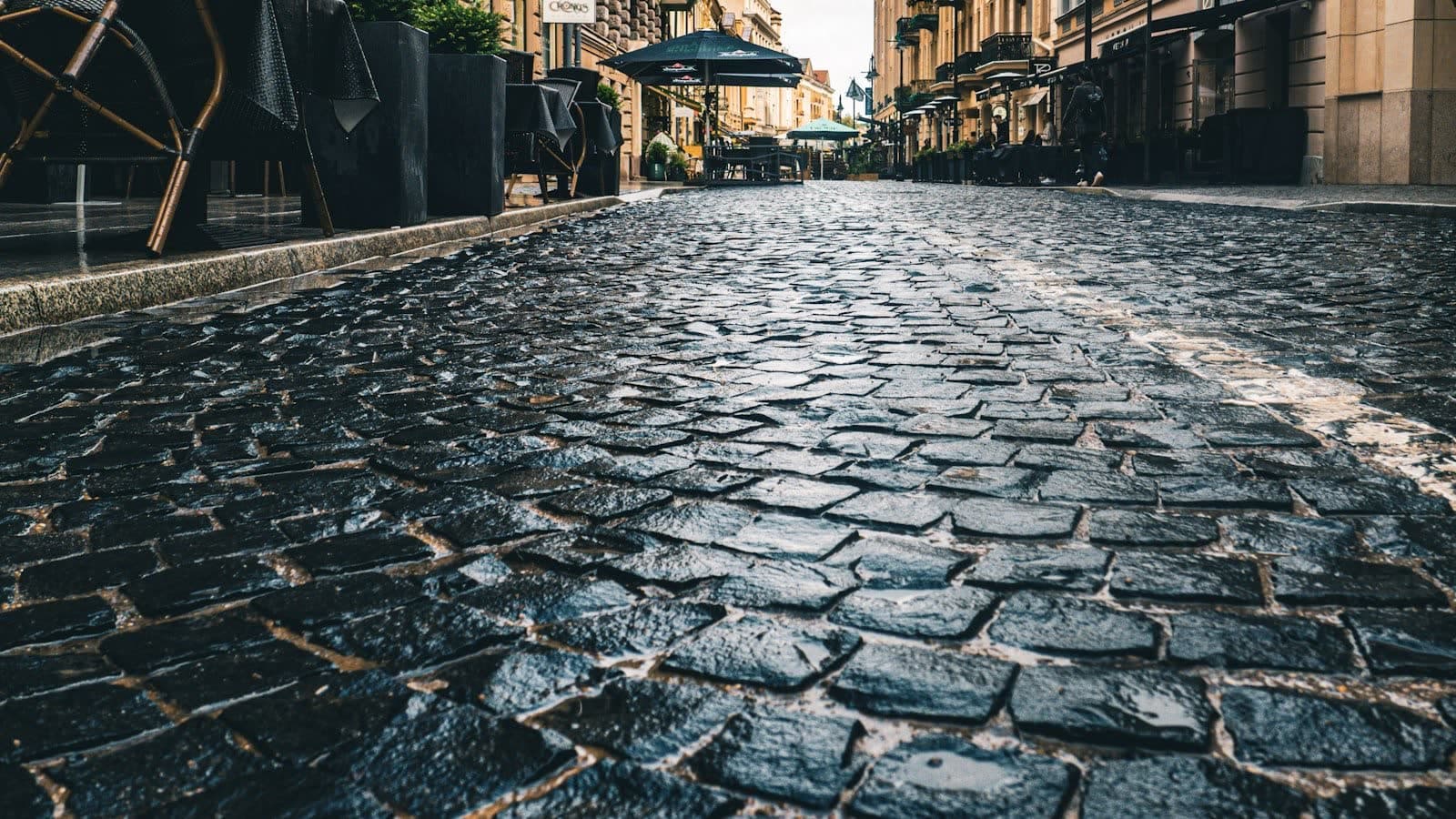 Ruelle pavée luisante de pluie à Vilnius, en Lituanie
