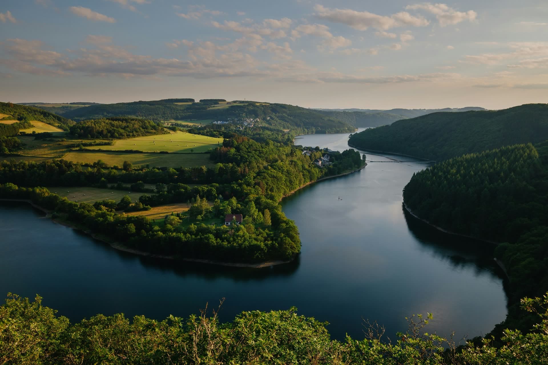 Méandre de rivière entre collines et champs, au Luxembourg
