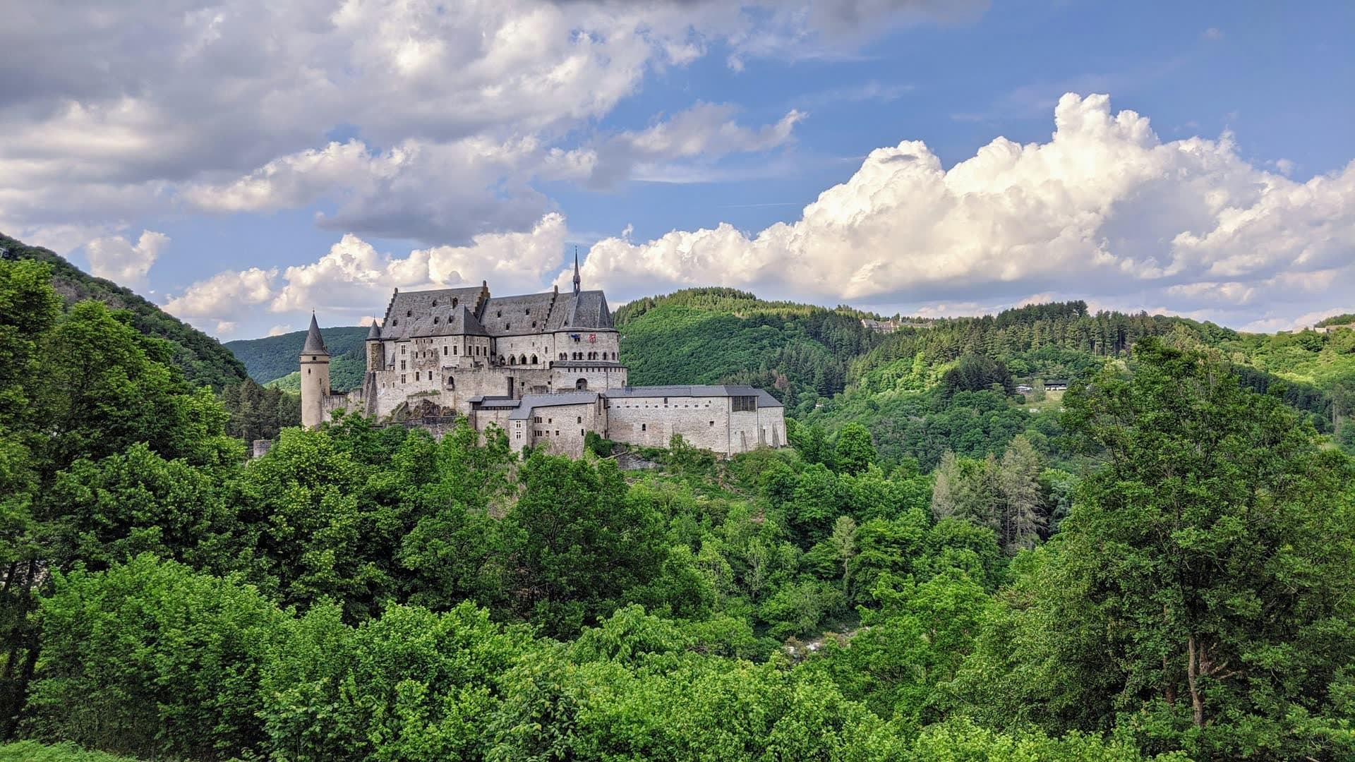 Le château de Vianden dominant la vallée boisée, au Luxembourg