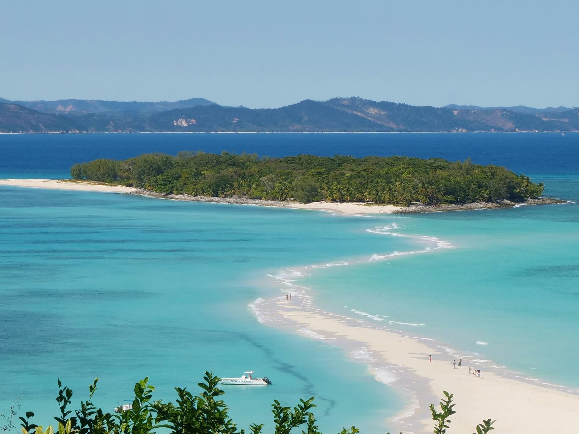 Plage de sable blanc et lagon de Nosy Be, à Madagascar