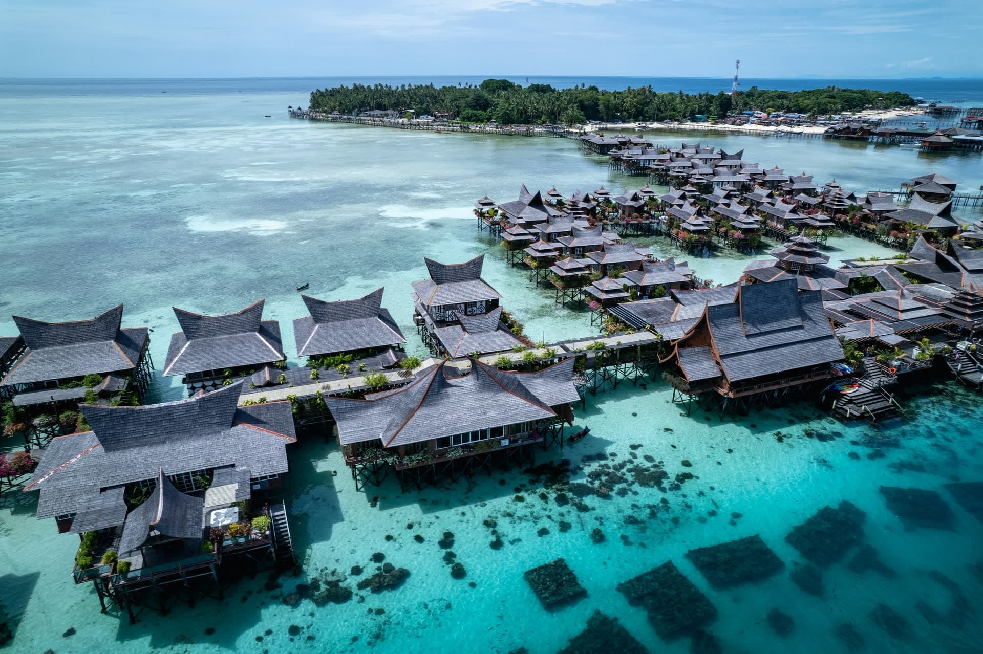 Bungalows sur pilotis au-dessus d'un lagon, en Malaisie