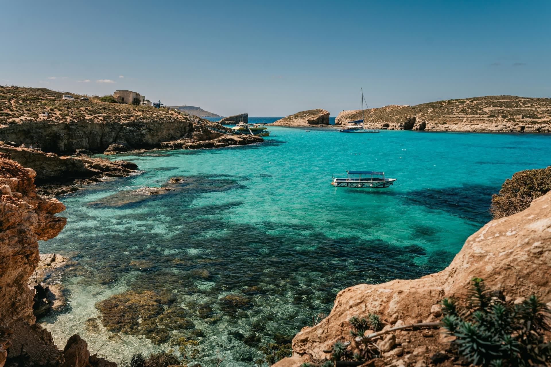Crique turquoise de l'île de Comino, à Malte. Vivre à Malte : notre fiche expatriation.
