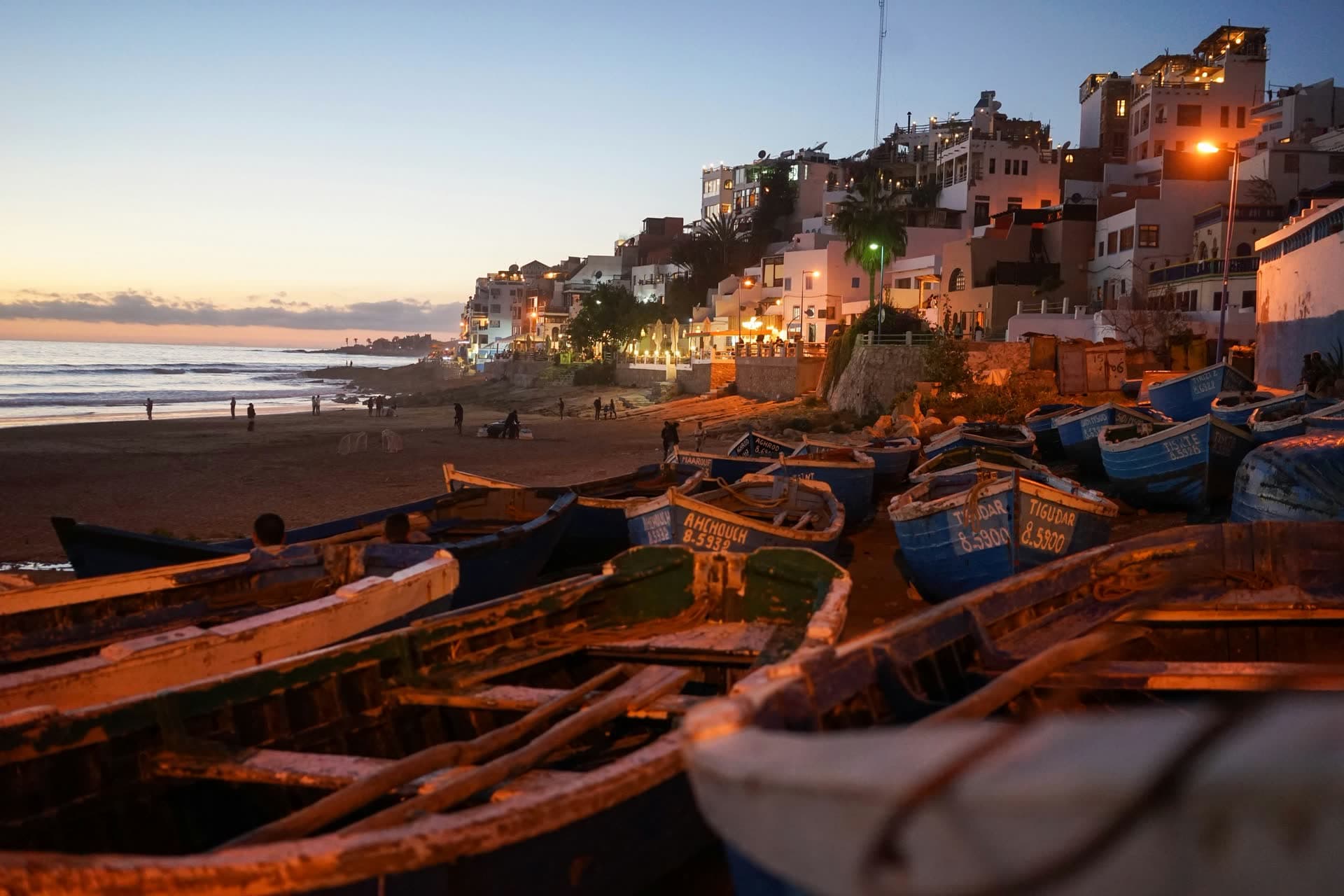 Barques de pêche et médina au crépuscule, sur la côte marocaine