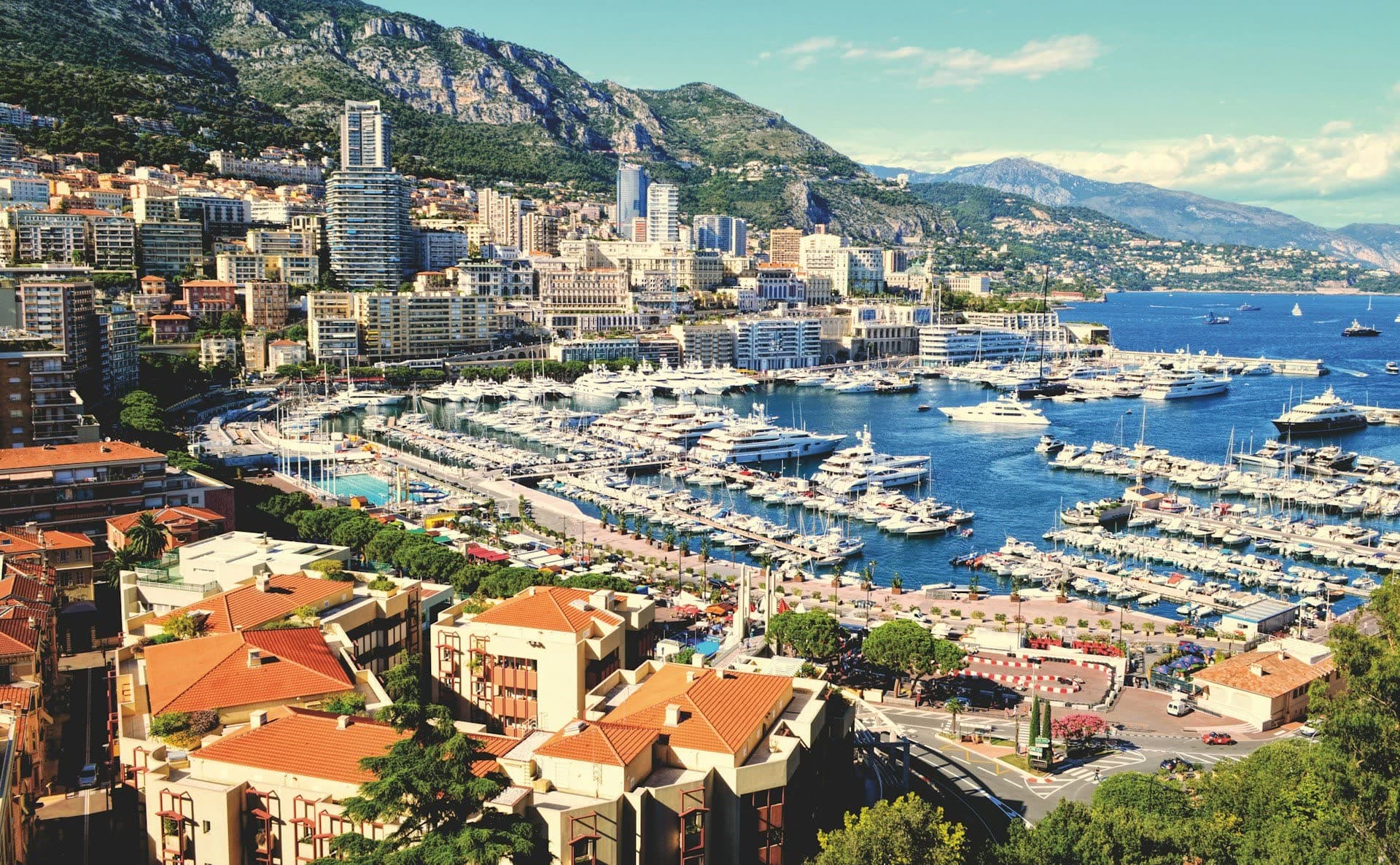 Le port de Monaco et ses yachts vus des hauteurs. Vivre à Monaco : notre fiche expatriation.