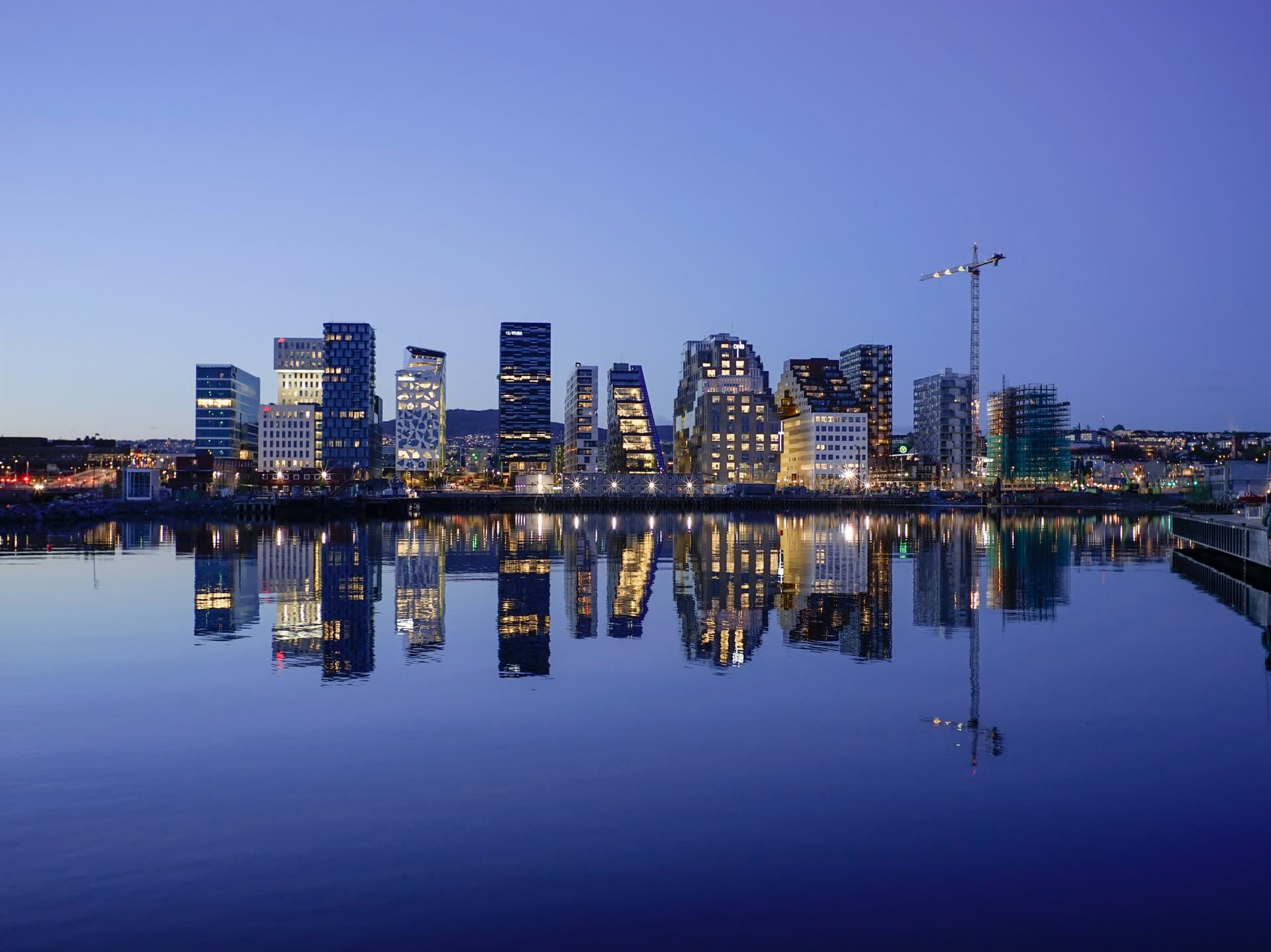 Le quartier Barcode d'Oslo se reflétant dans le fjord, en Norvège