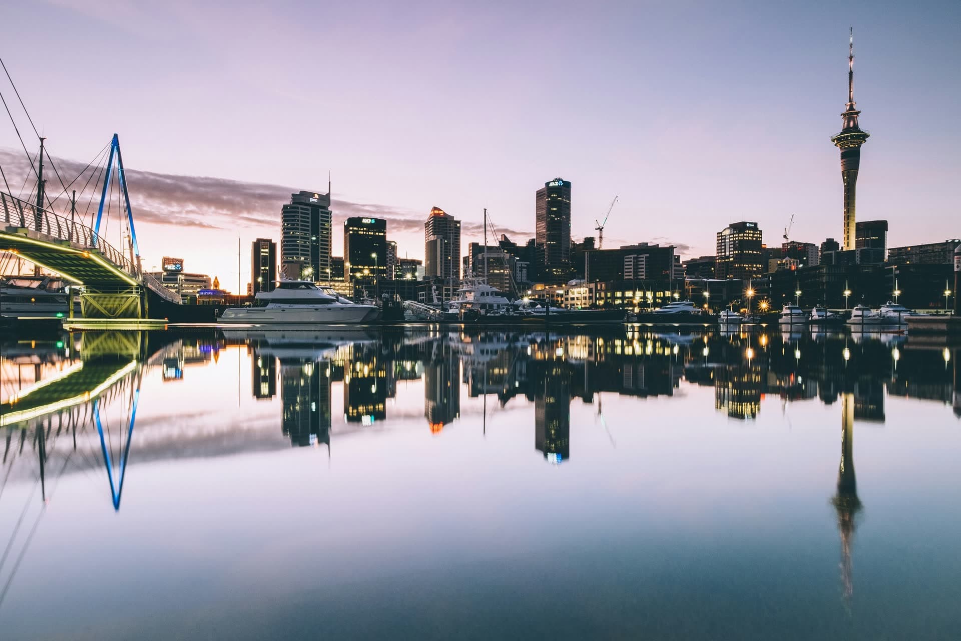 Auckland et sa Sky Tower se reflétant dans le port, en Nouvelle-Zélande