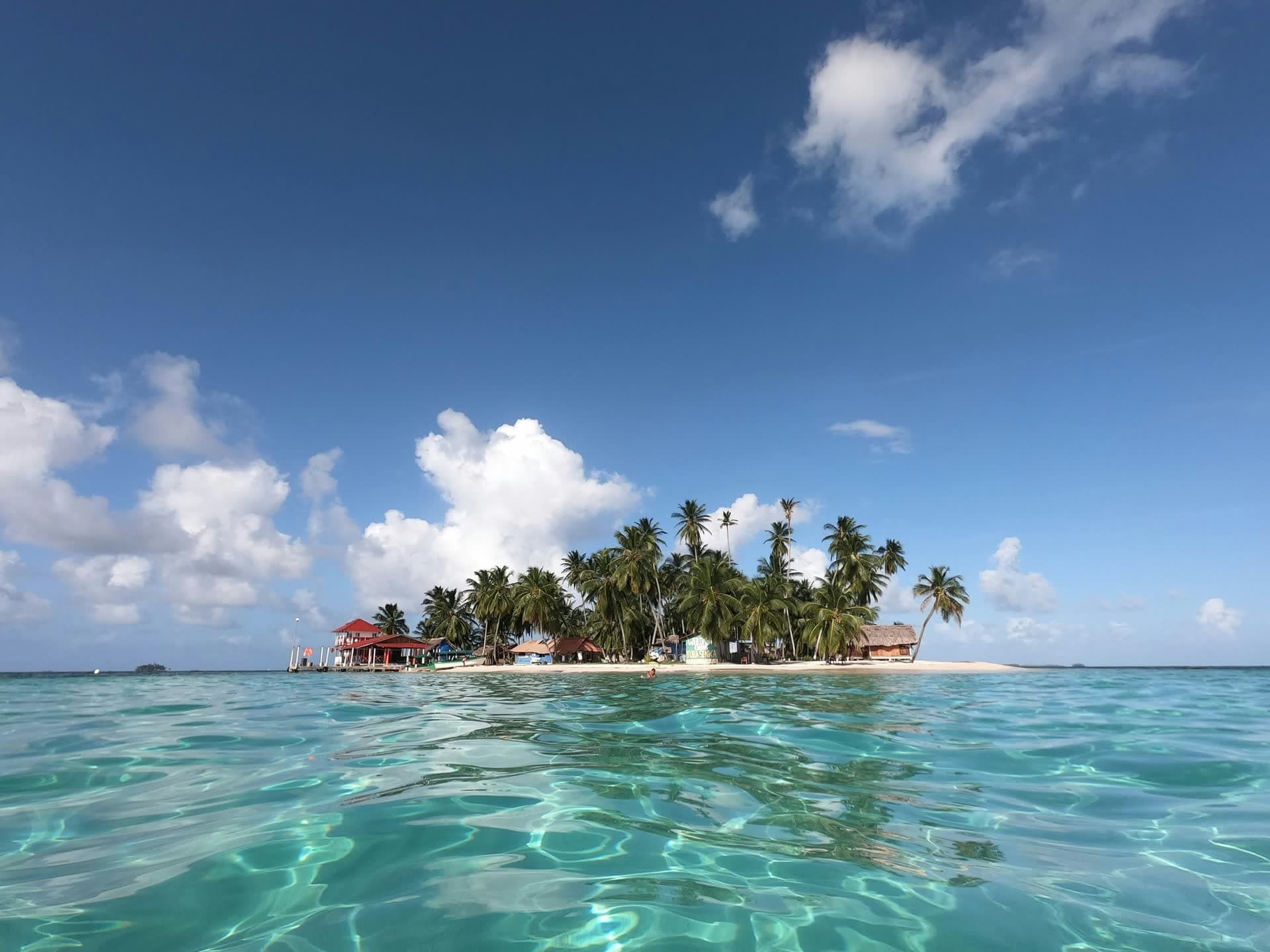 Îlot planté de palmiers au milieu du lagon, au Panama