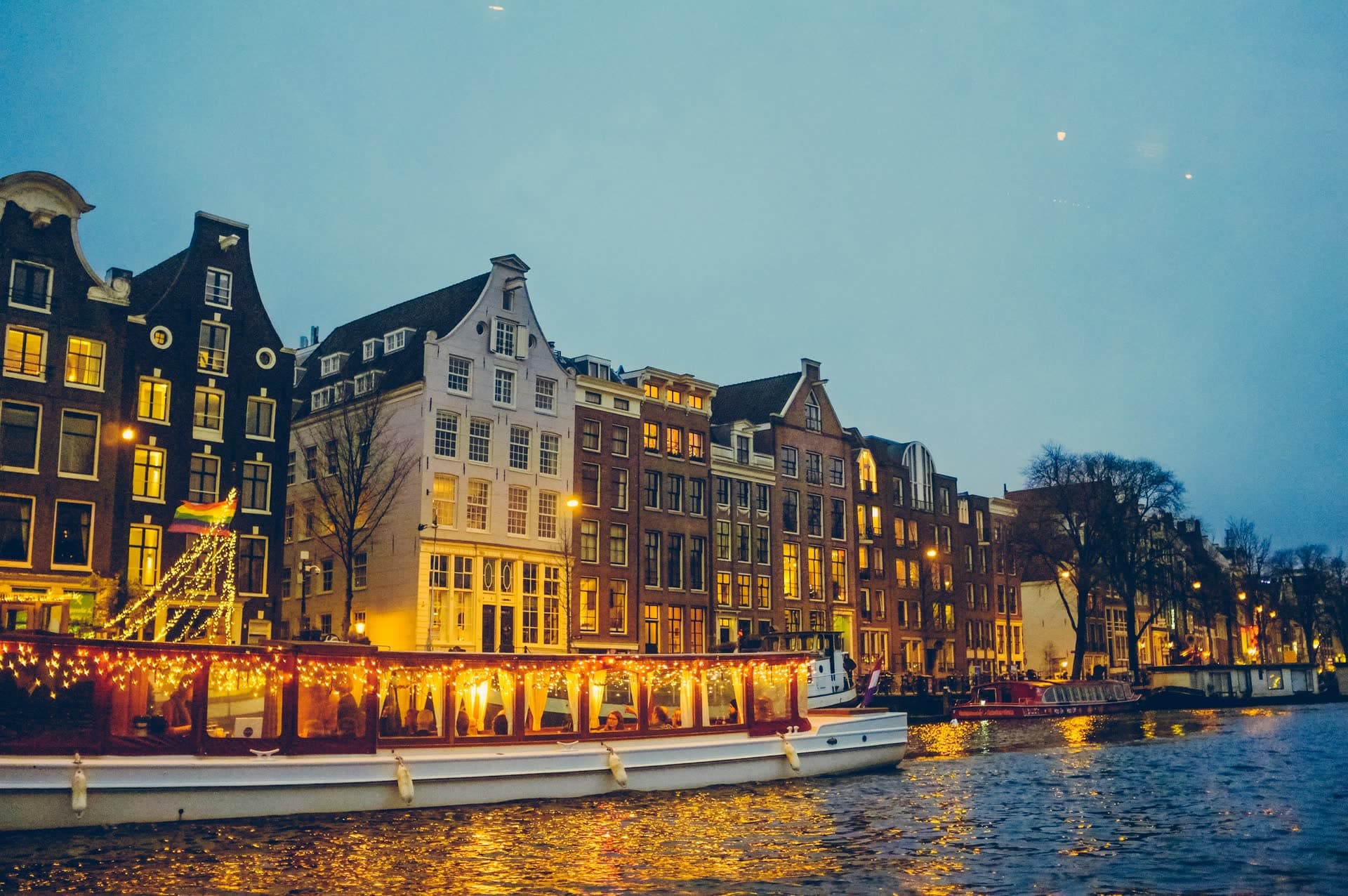 Maisons du canal d'Amsterdam illuminées au crépuscule