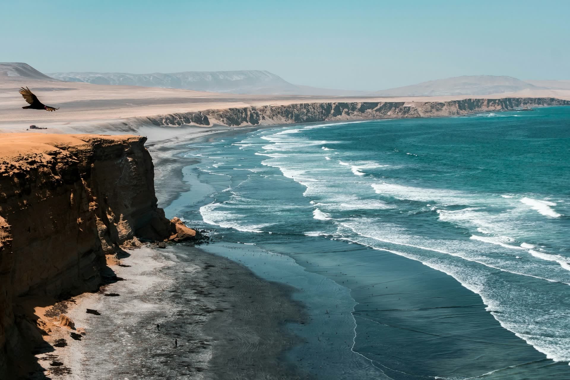 Falaises et océan sur la côte désertique péruvienne