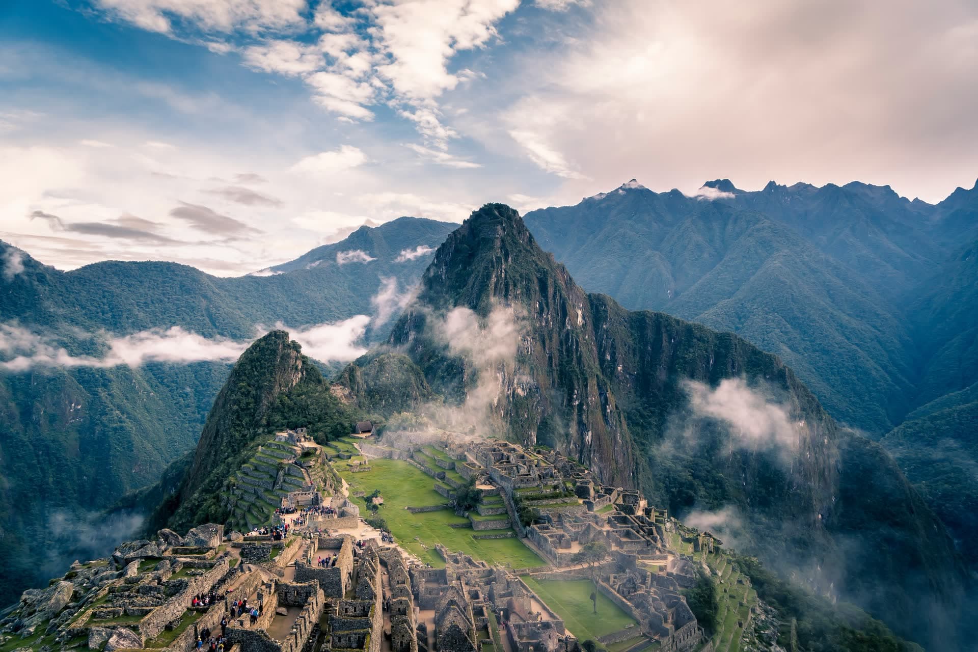 Le Machu Picchu émergeant des nuages, au Pérou