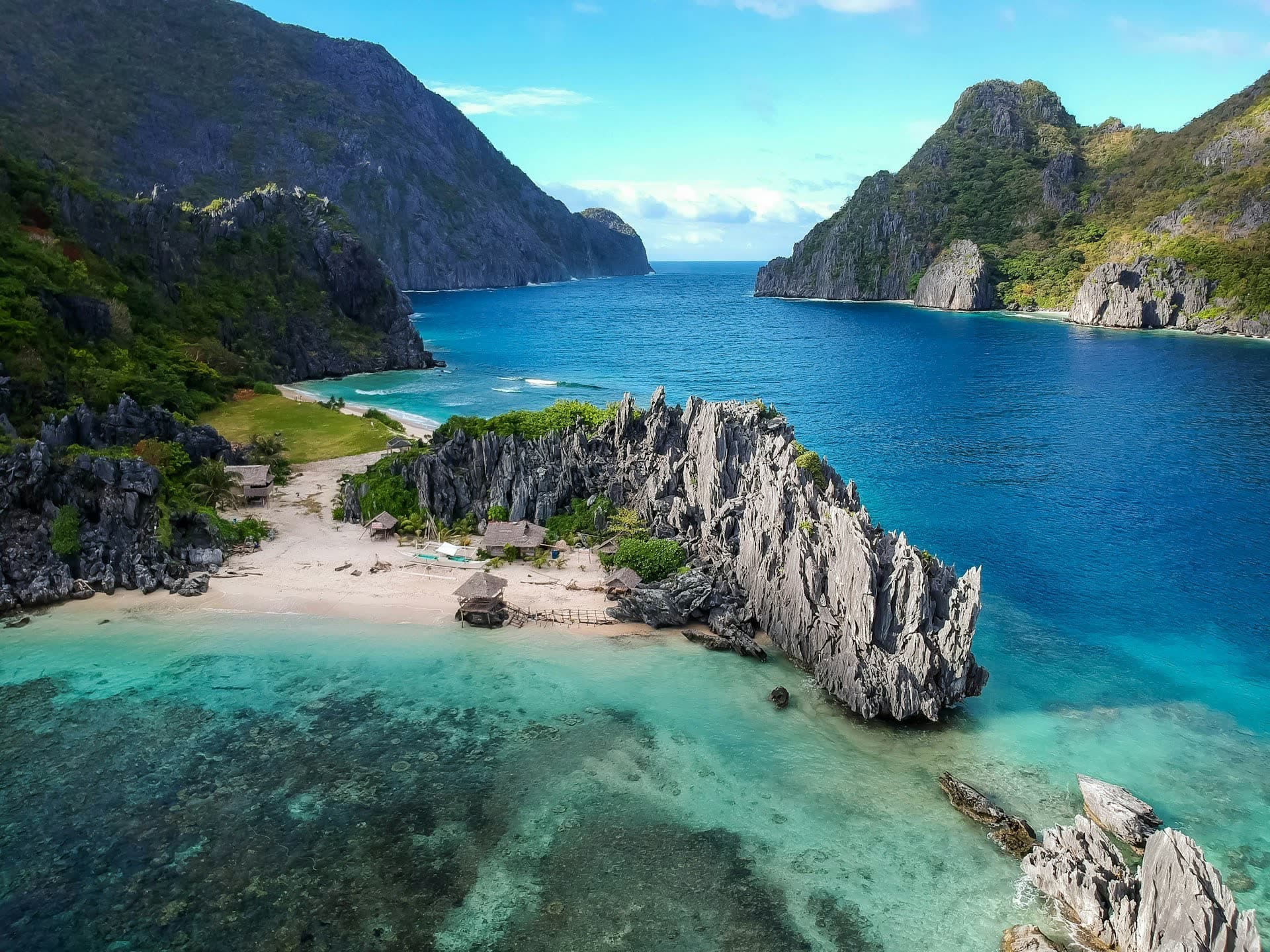 Crique et pitons calcaires de Palawan, aux Philippines. Vivre aux Philippines : notre fiche expatriation.