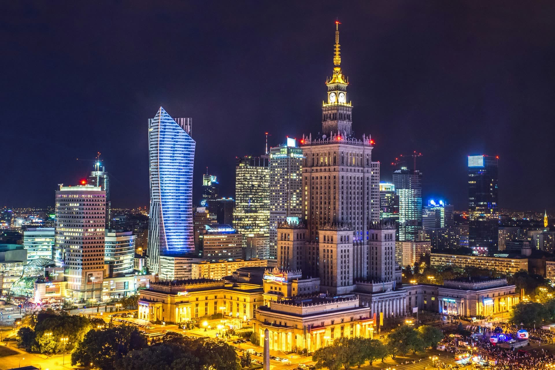 Varsovie la nuit et le palais de la Culture, en Pologne. Vivre en Pologne : notre fiche expatriation.