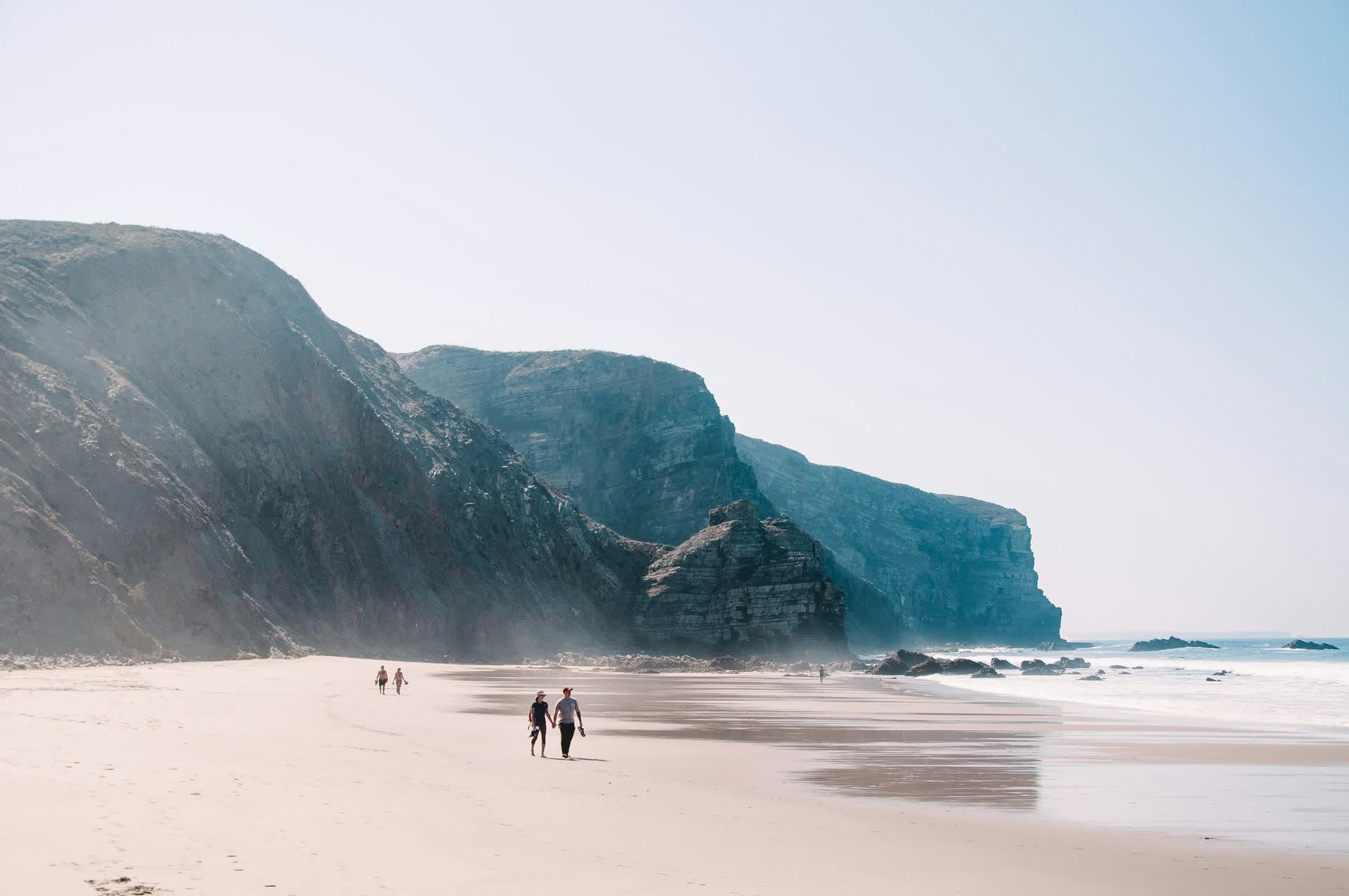 Plage et falaise dans la brume sur la côte atlantique portugaise