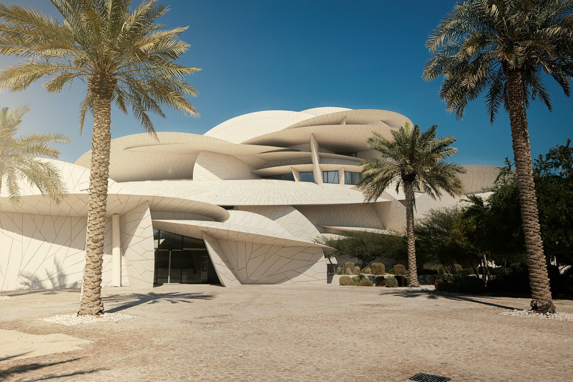 Le musée national du Qatar et ses palmiers, à Doha