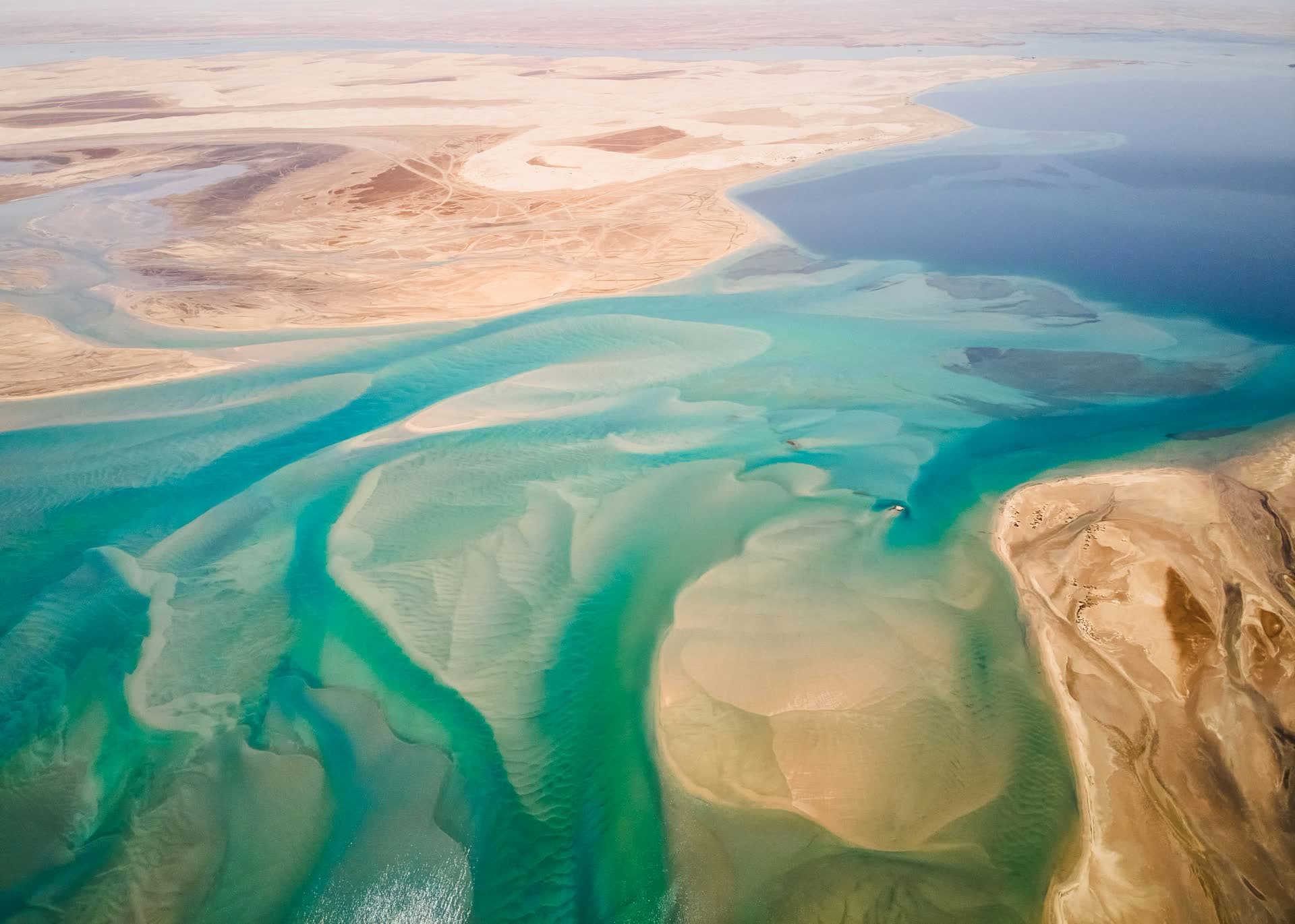 Bancs de sable et lagune vus du ciel, sur la côte qatarie