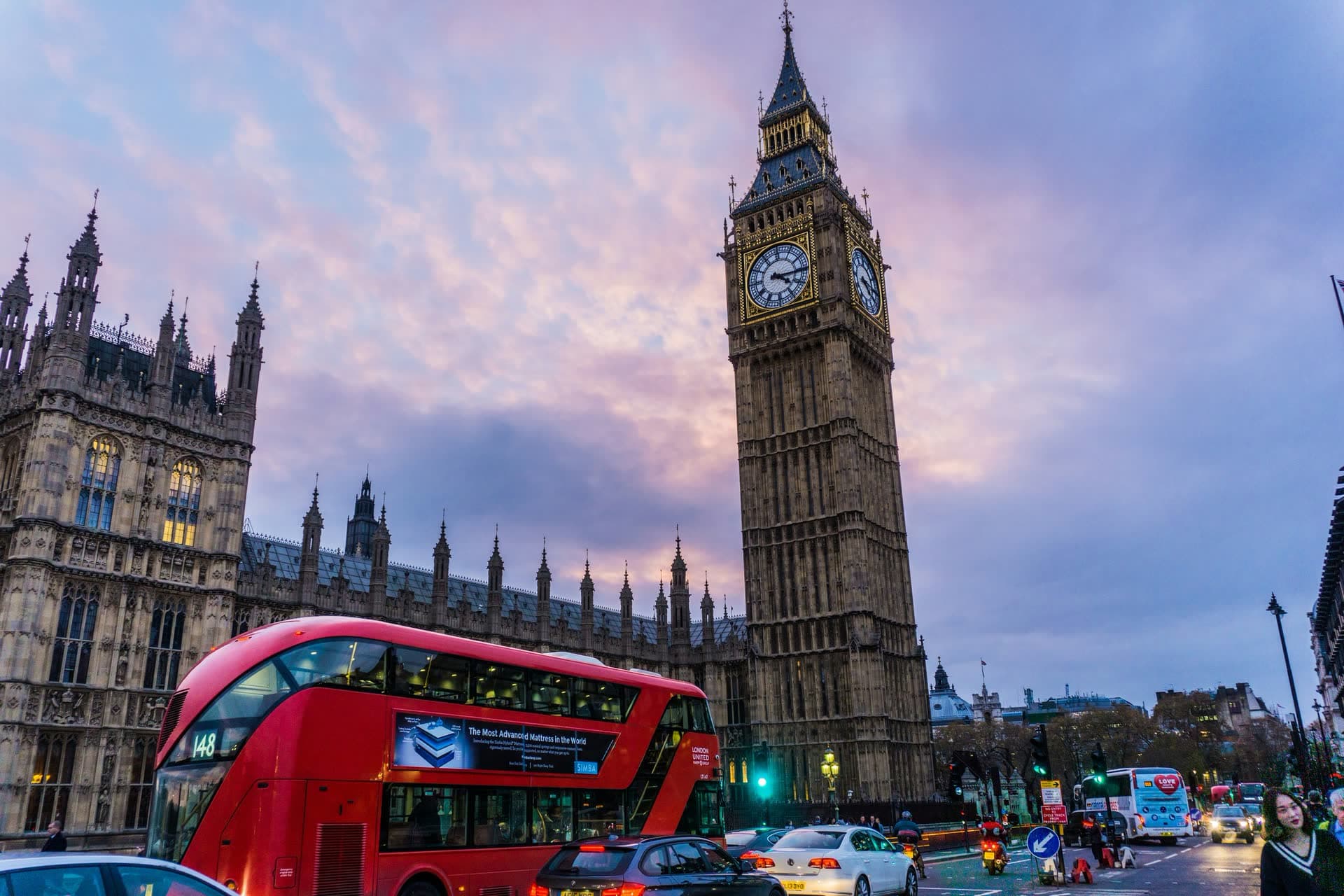 Big Ben et un bus rouge à impériale à Londres, au Royaume-Uni. Vivre au Royaume-Uni : notre fiche expatriation.