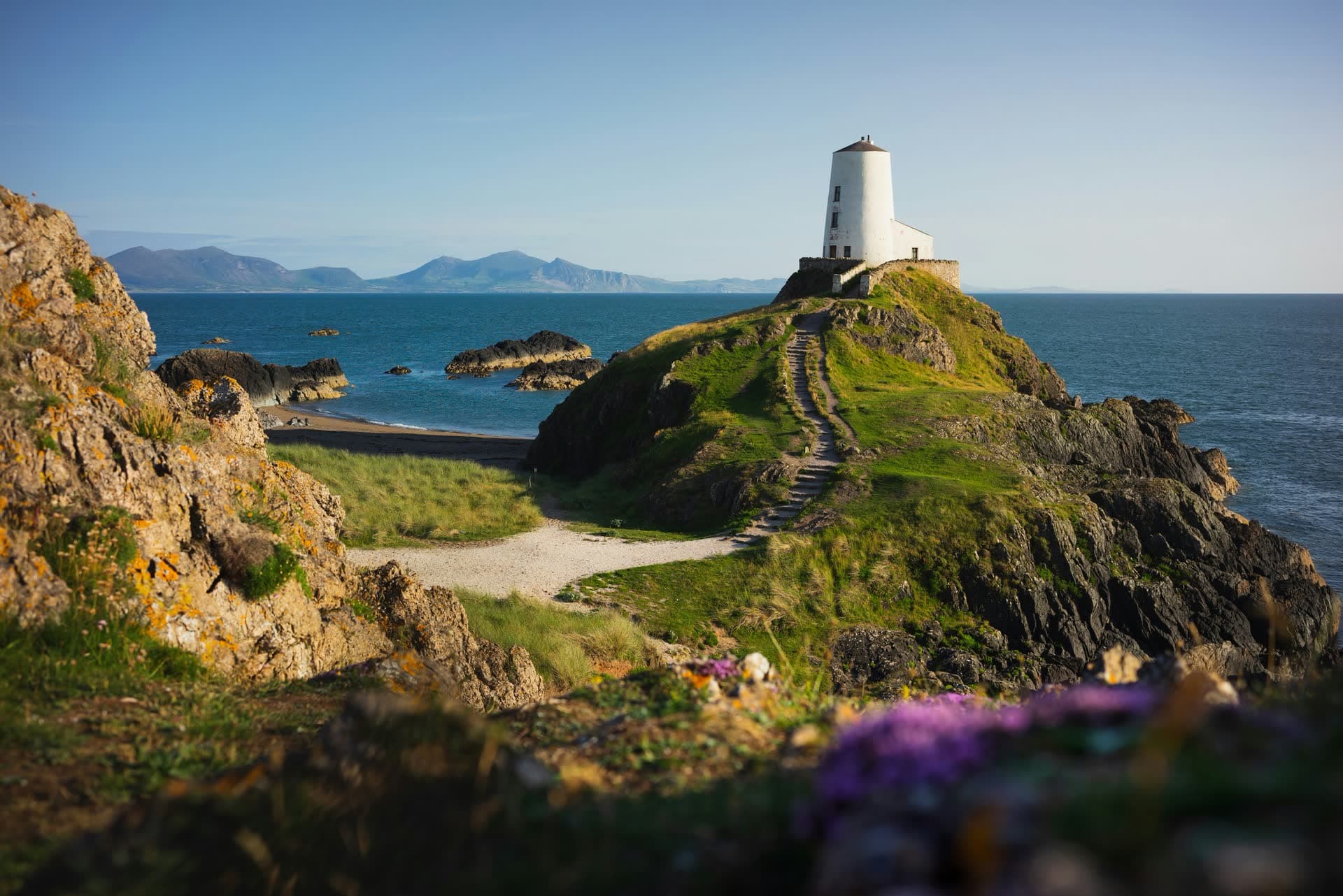Phare sur une pointe rocheuse au pays de Galles, au Royaume-Uni