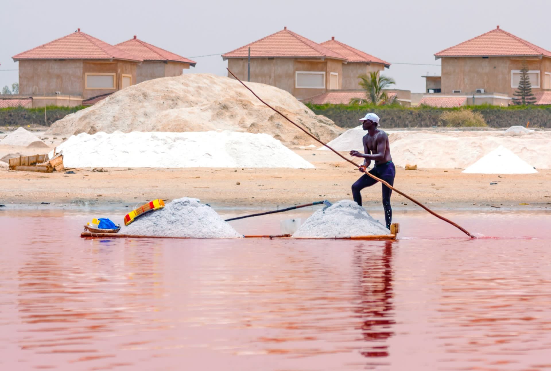 Récolte du sel sur le lac Rose, au Sénégal