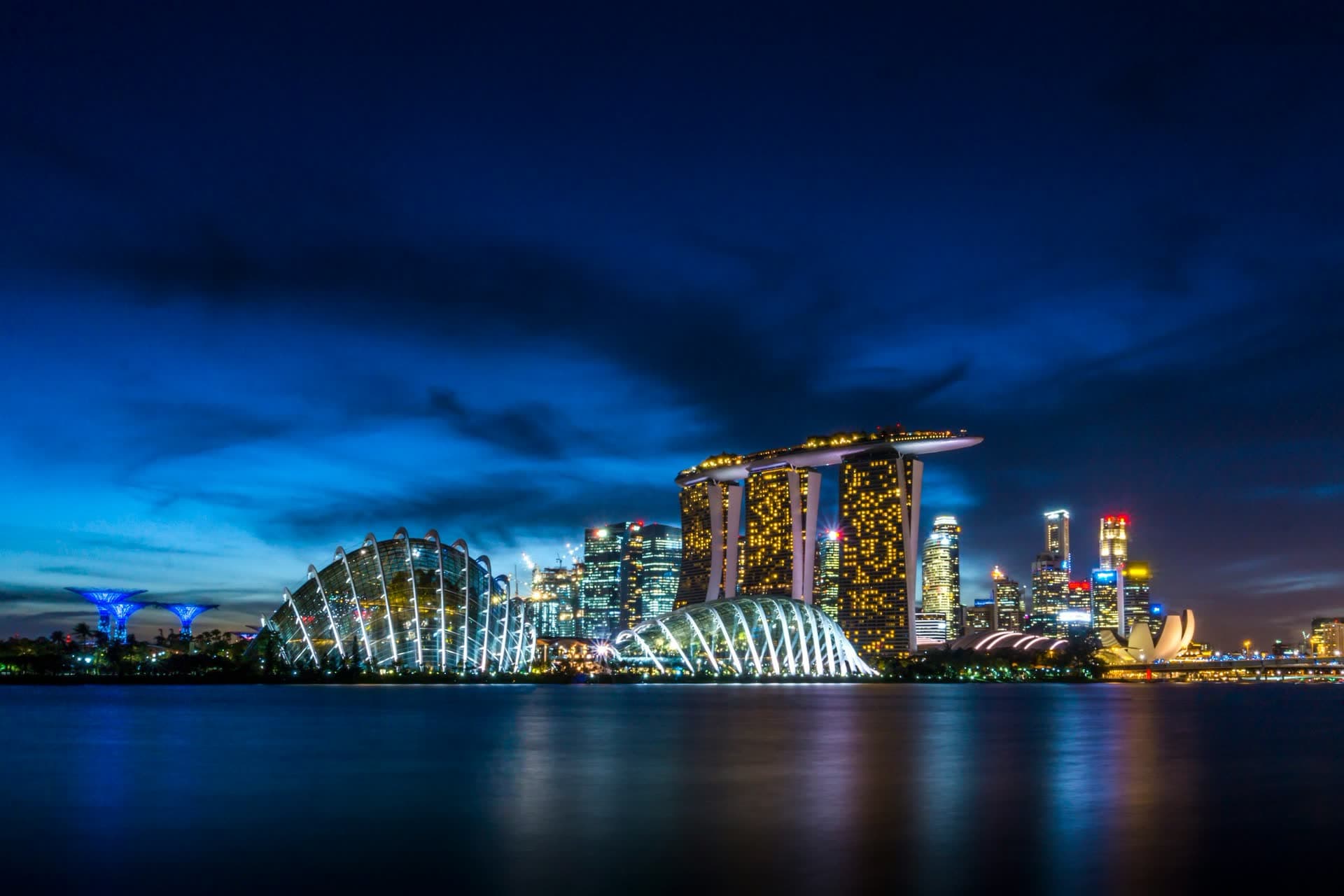 Marina Bay Sands et les jardins illuminés la nuit, à Singapour. Vivre à Singapour : notre fiche expatriation.