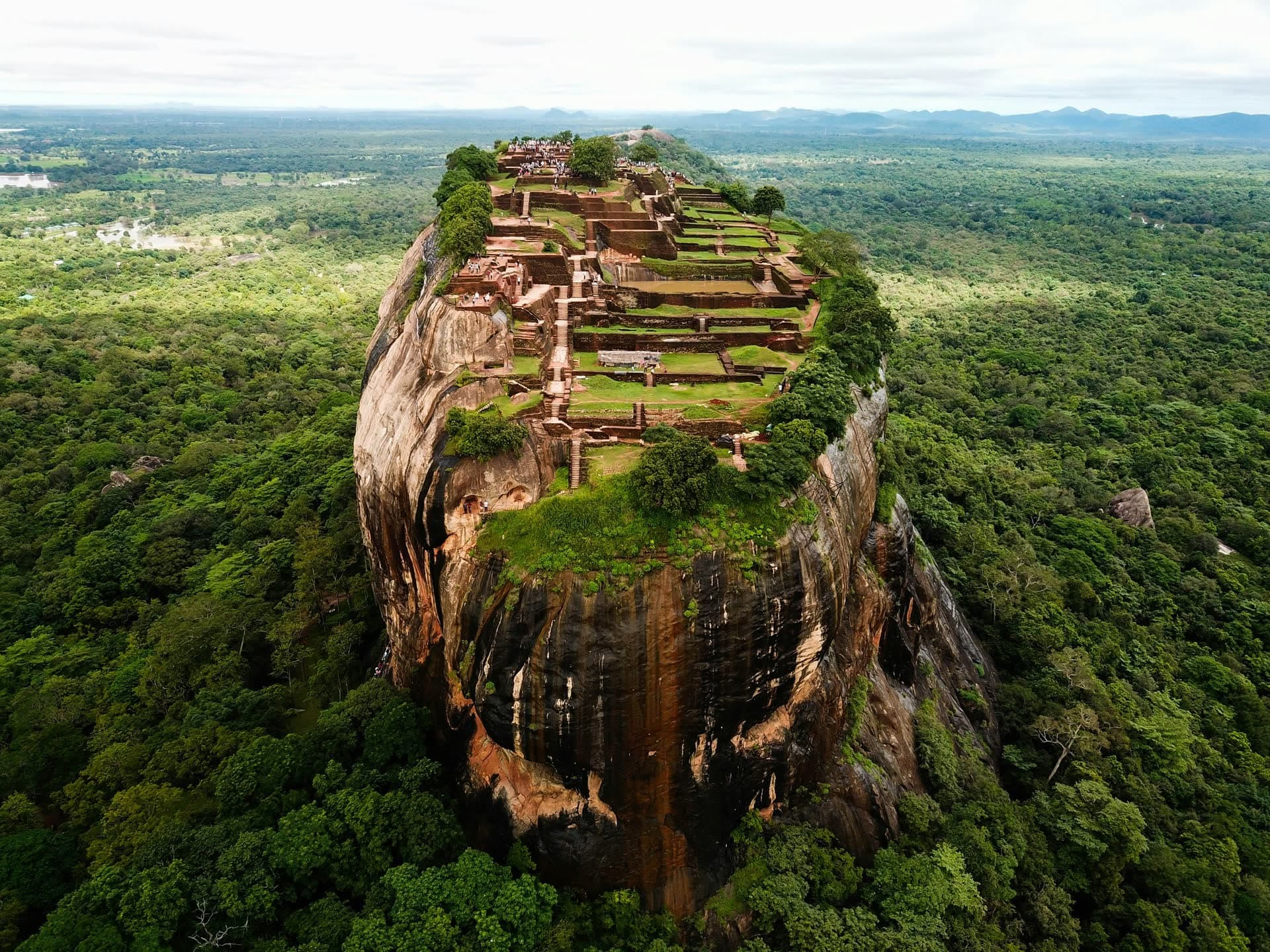 Le rocher de Sigiriya dominant la plaine, au Sri Lanka