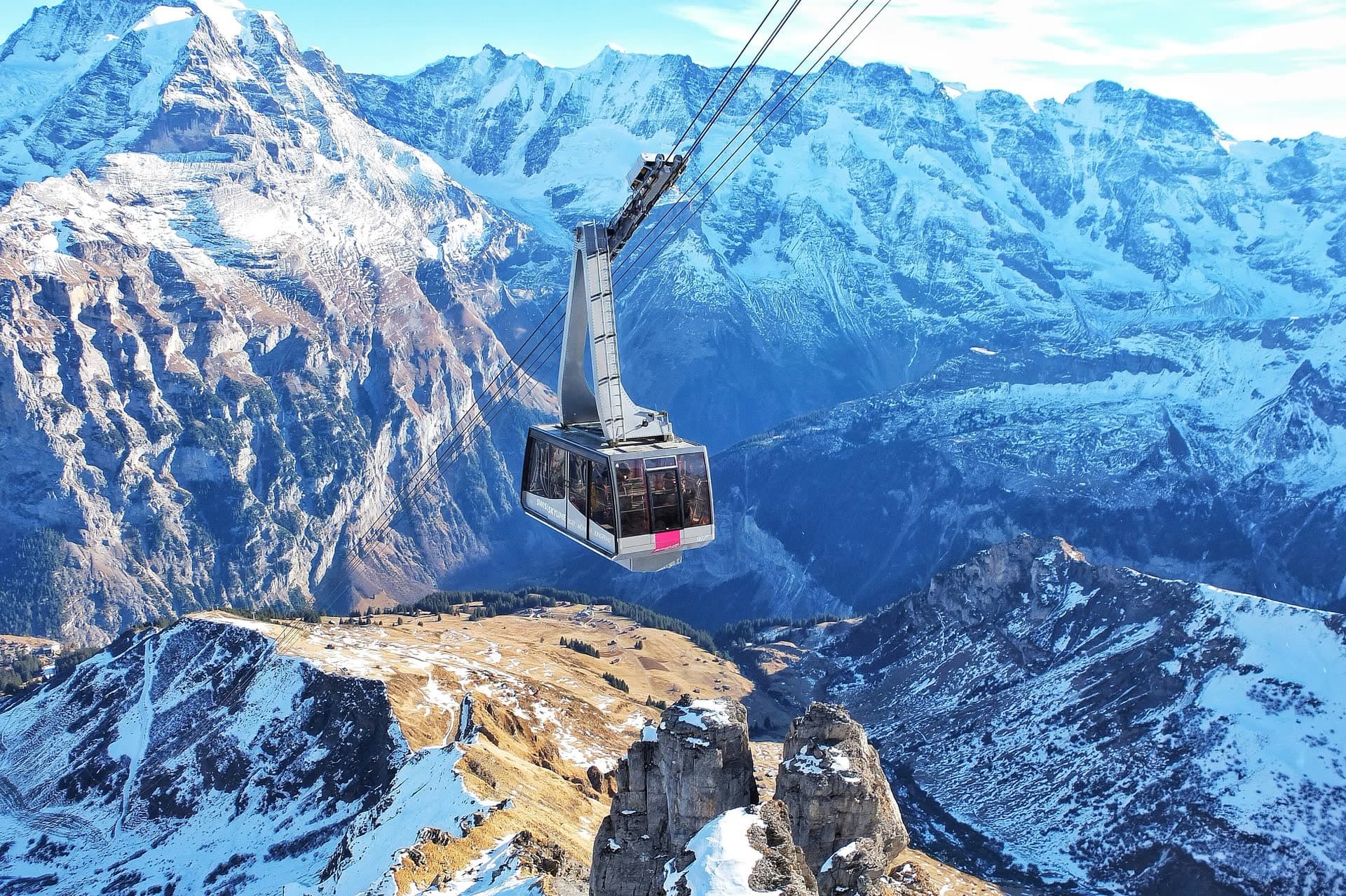 Téléphérique au-dessus des Alpes enneigées, en Suisse