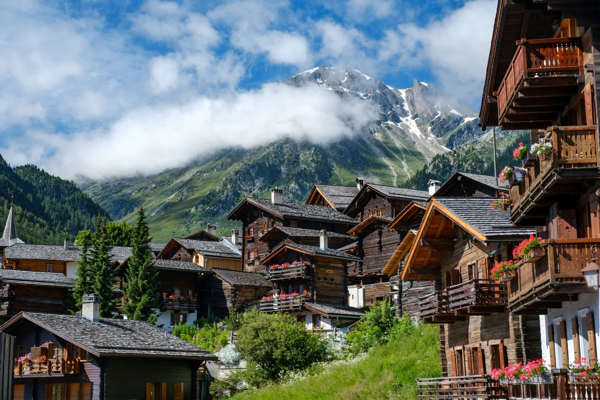Chalets de bois d'un village de montagne, en Suisse