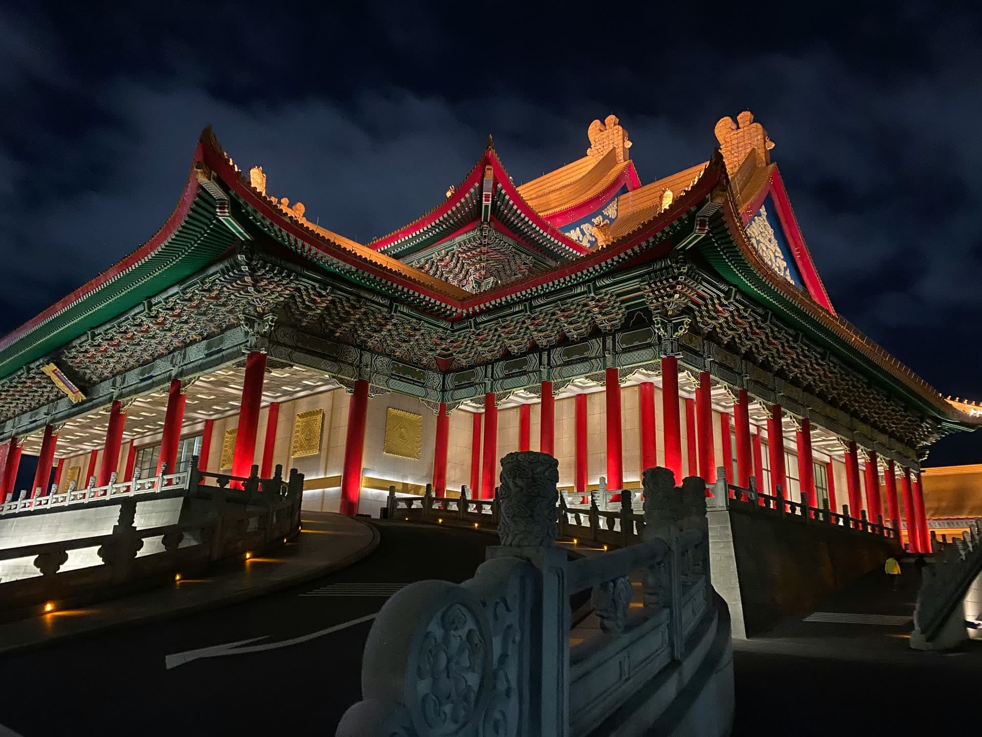 Édifice traditionnel aux colonnes rouges illuminé à Taipei, à Taïwan. Vivre à Taïwan : notre fiche expatriation.