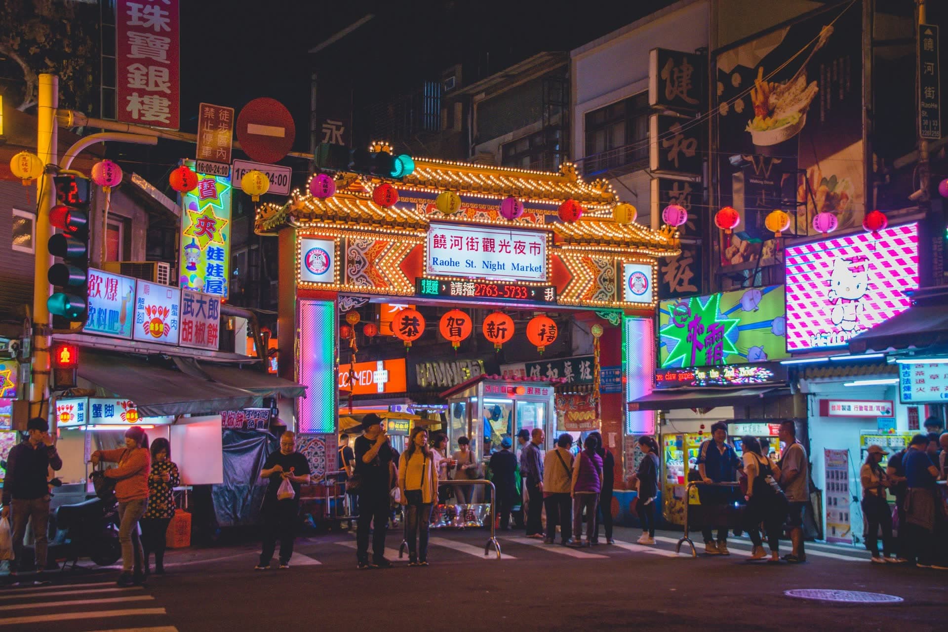 Marché de nuit et enseignes lumineuses à Taipei, à Taïwan