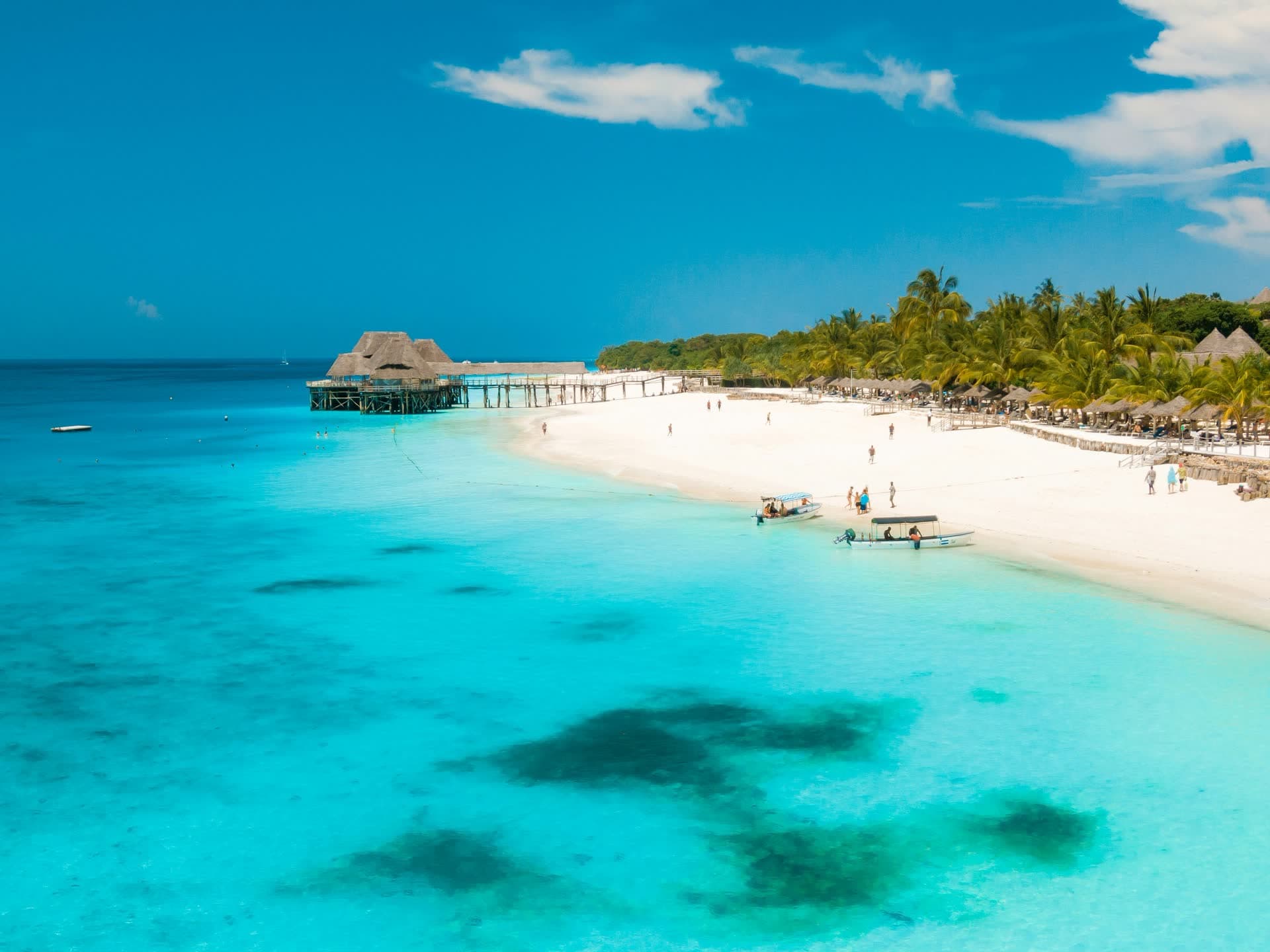 Plage et lagon turquoise de Zanzibar, en Tanzanie. Vivre en Tanzanie : notre fiche expatriation.
