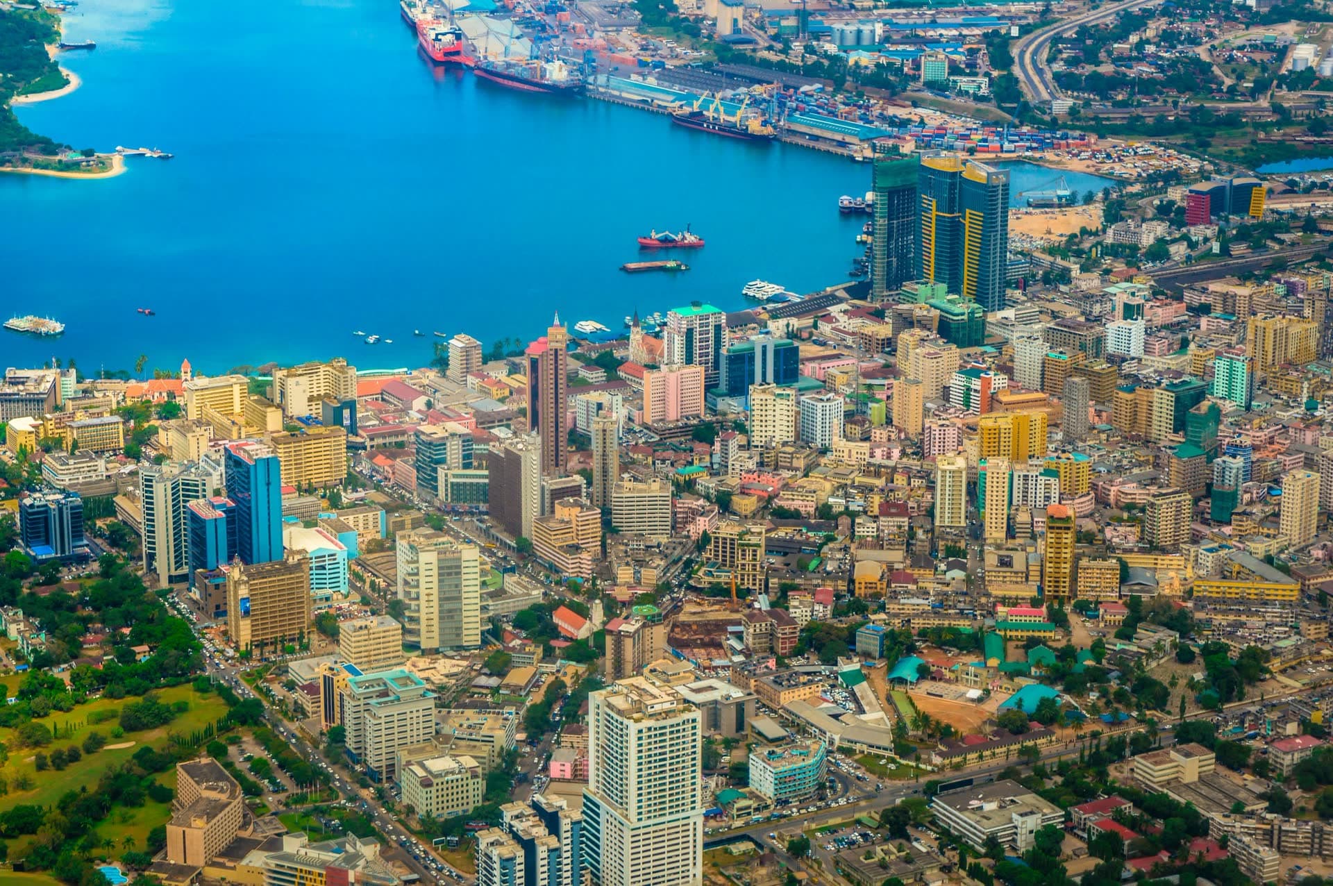 Dar es Salaam et son port vus du ciel, en Tanzanie