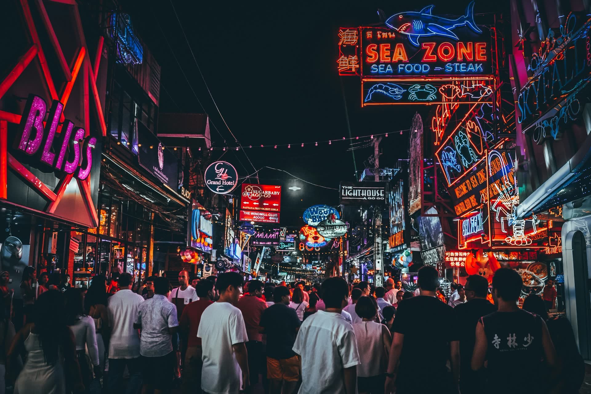 Rue de Bangkok illuminée par les néons, en Thaïlande