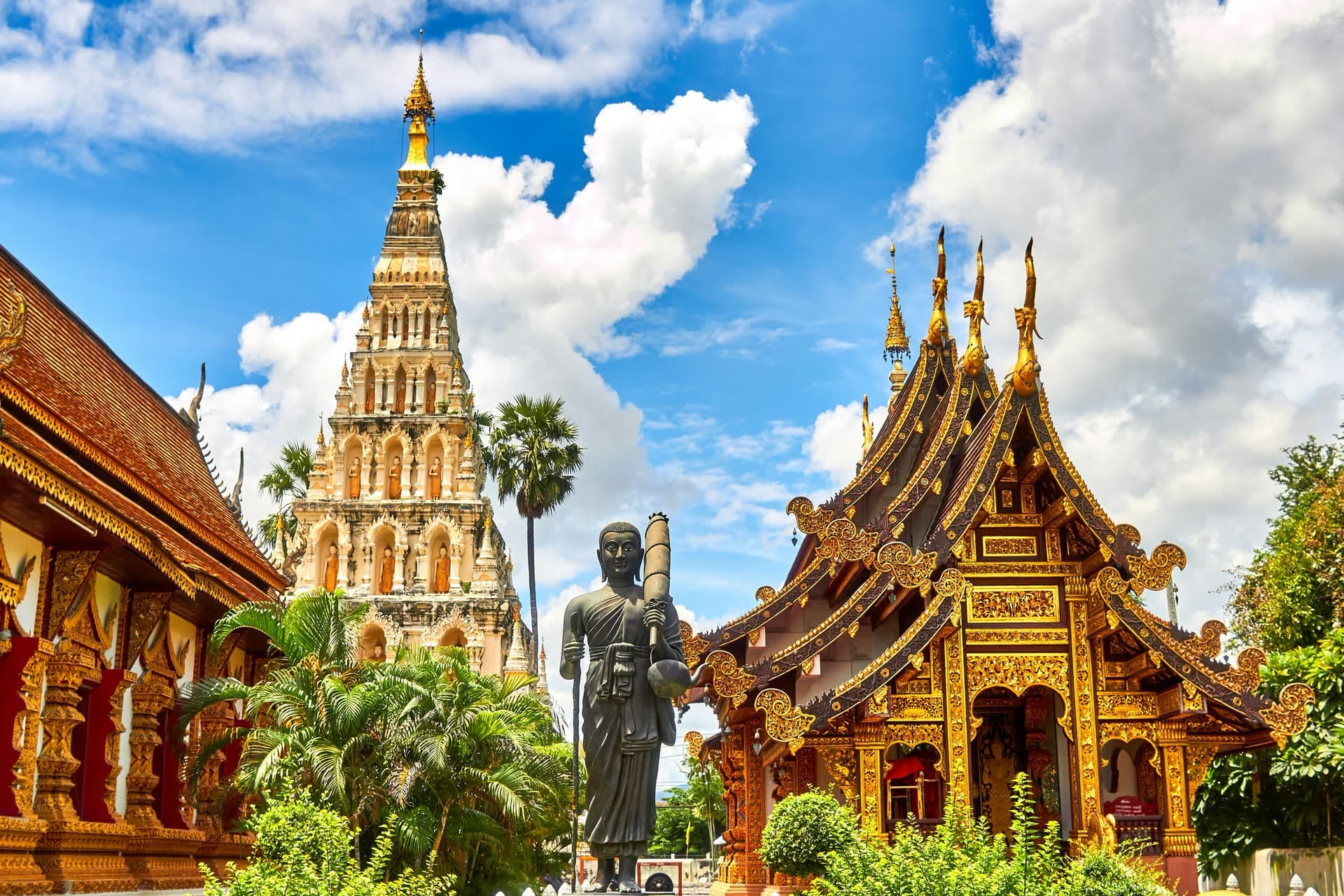Temple bouddhiste aux toits dorés, en Thaïlande