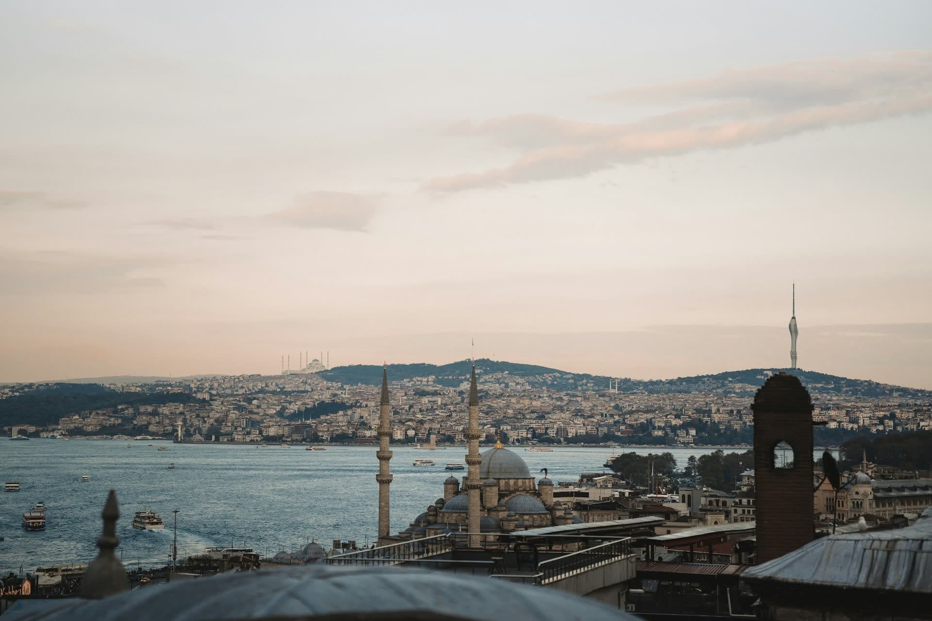 Mosquée et Bosphore à Istanbul, en Turquie. Vivre en Turquie : notre fiche expatriation.