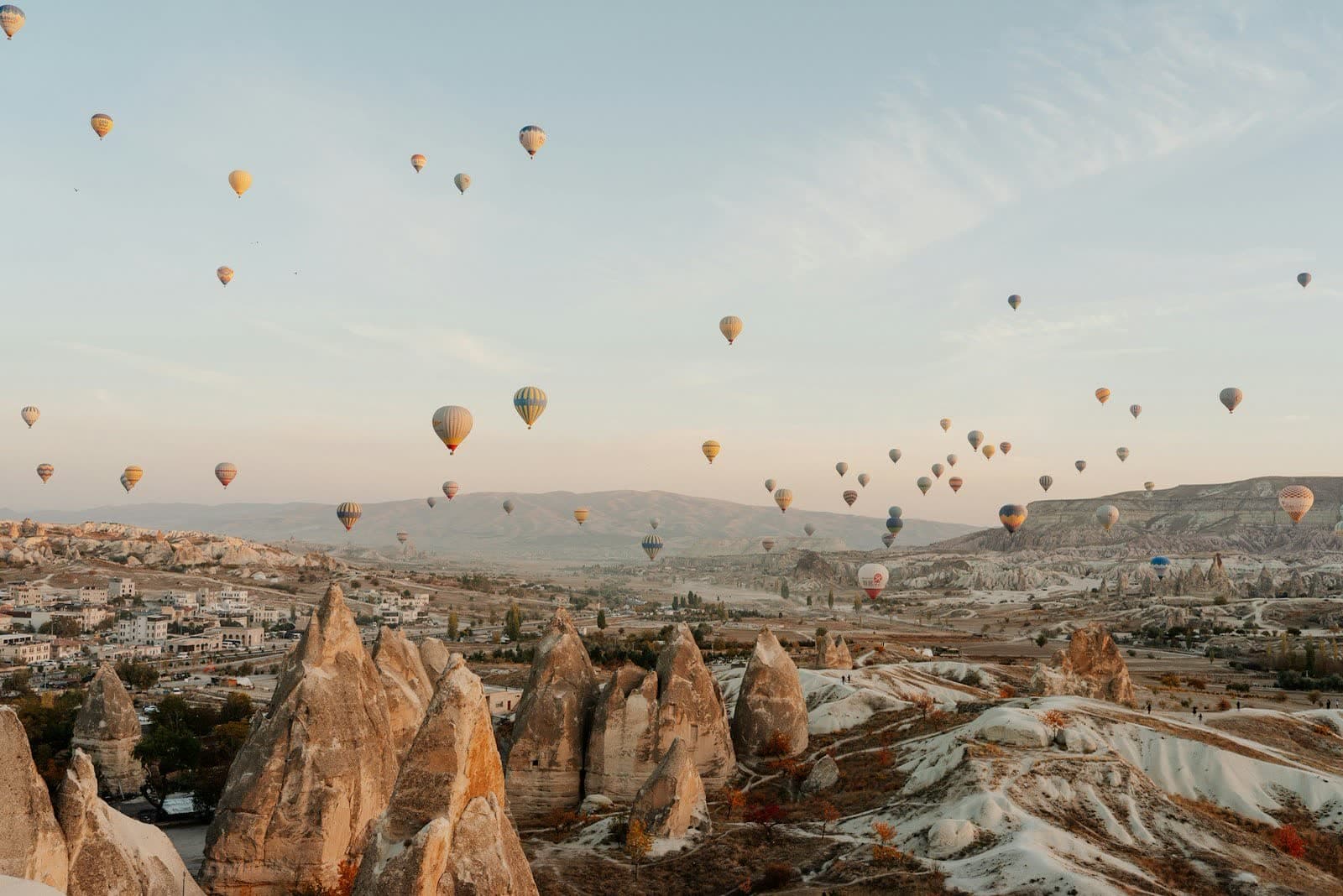 Montgolfières au lever du soleil au-dessus de la Cappadoce, en Turquie