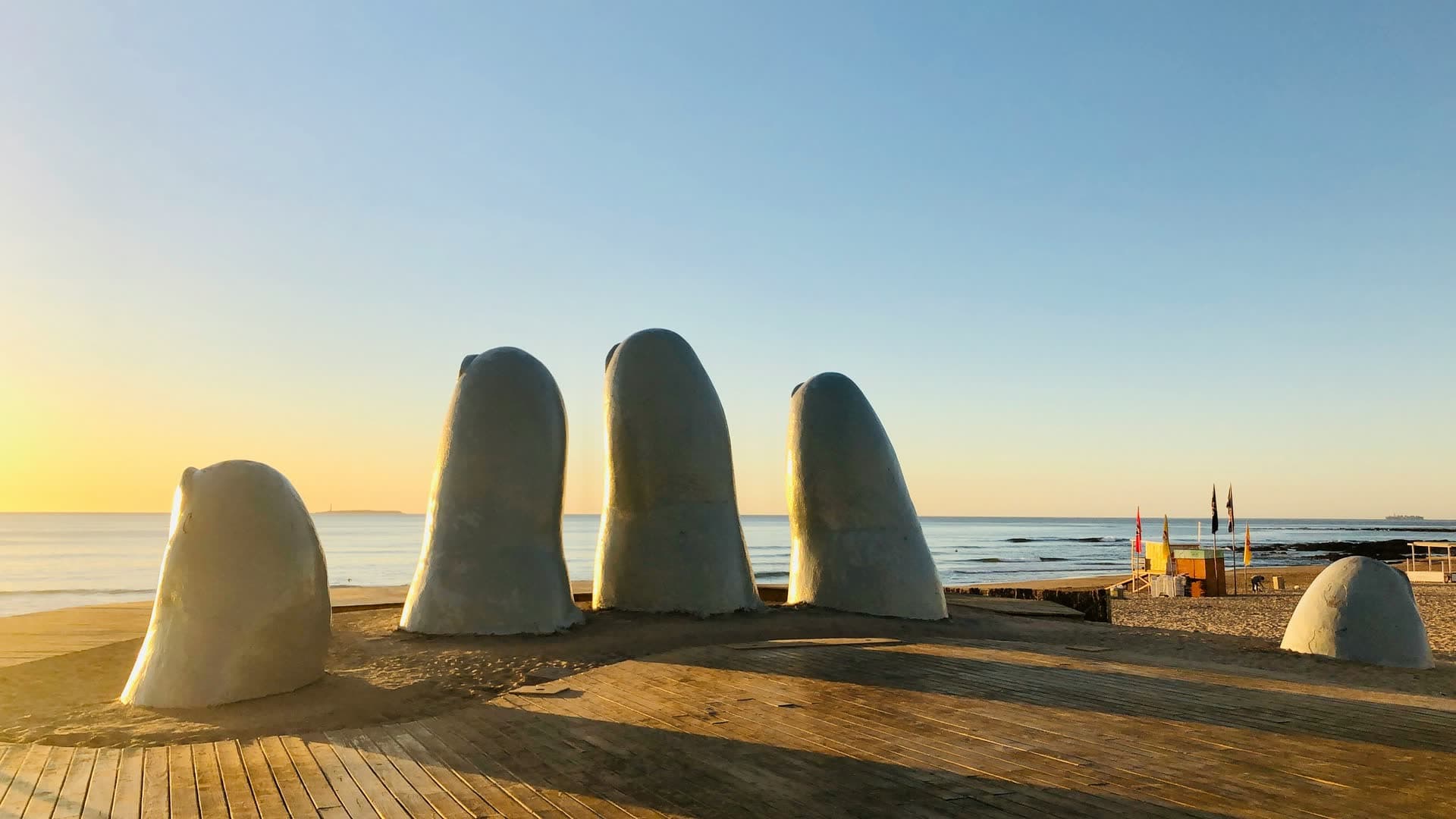 La sculpture de La Mano émergeant du sable à Punta del Este, en Uruguay