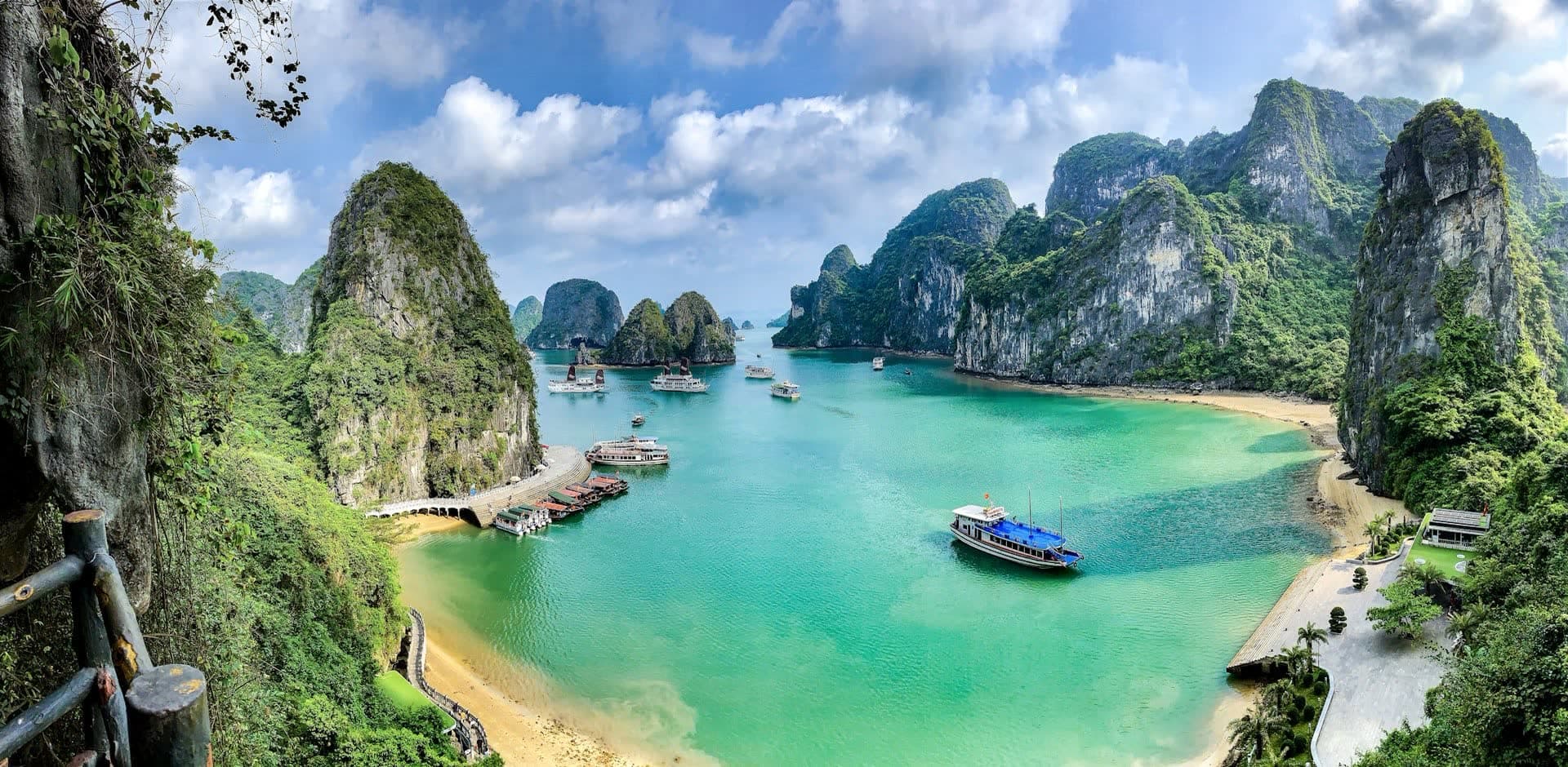 Jonques dans la baie d'Along, au Vietnam. Vivre au Vietnam : notre fiche expatriation.